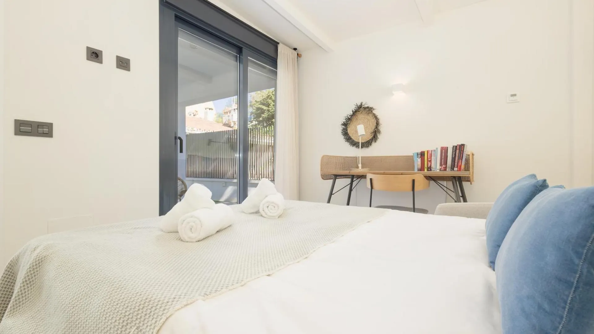 Villa With Minimalist Decor, Pool And Bbq, Two Minutes' Walk From Costabella Beach Marbella