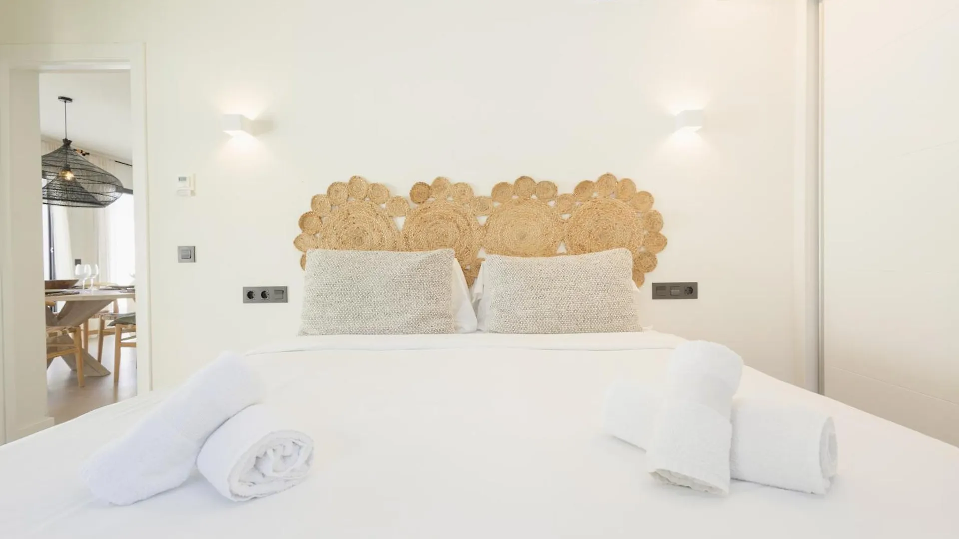 Villa With Minimalist Decor, Pool And Bbq, Two Minutes' Walk From Costabella Beach Marbella