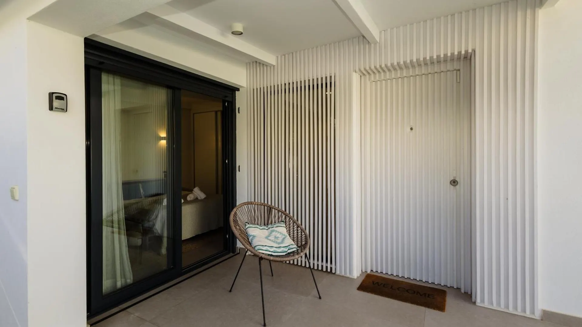 Villa With Minimalist Decor, Pool And Bbq, Two Minutes' Walk From Costabella Beach Marbella