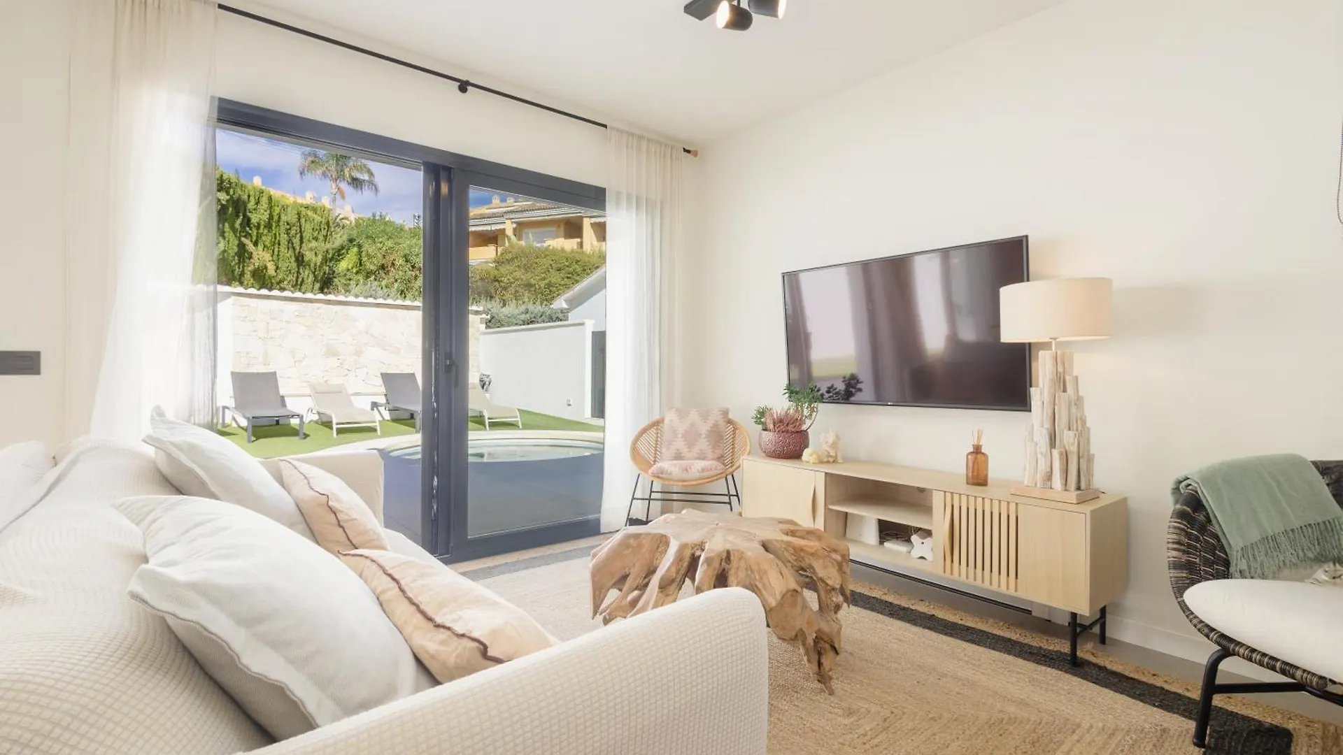 Villa With Minimalist Decor, Pool And Bbq, Two Minutes' Walk From Costabella Beach Marbella