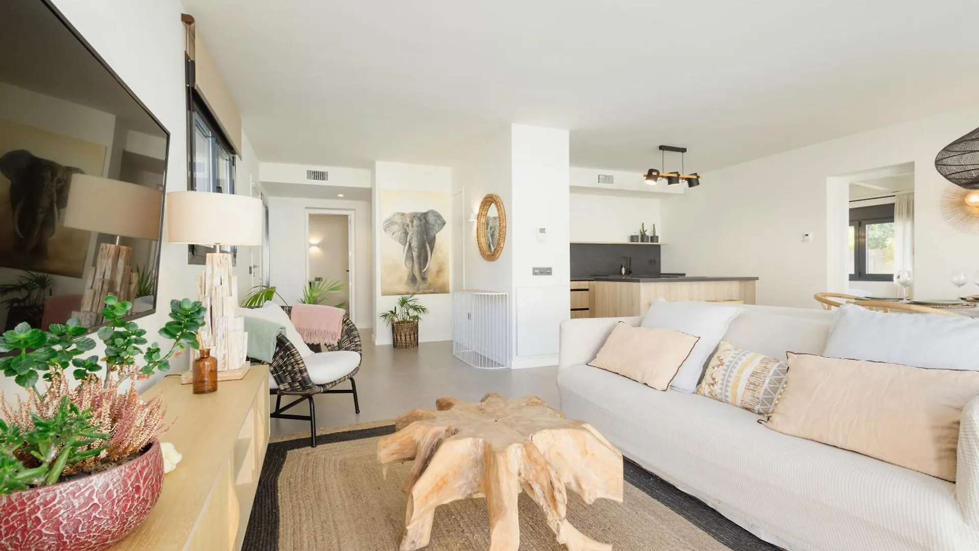 Villa With Minimalist Decor, Pool And Bbq, Two Minutes' Walk From Costabella Beach Marbella