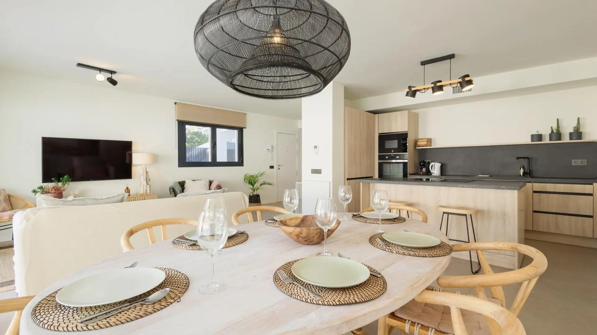 Villa With Minimalist Decor, Pool And Bbq, Two Minutes' Walk From Costabella Beach Marbella