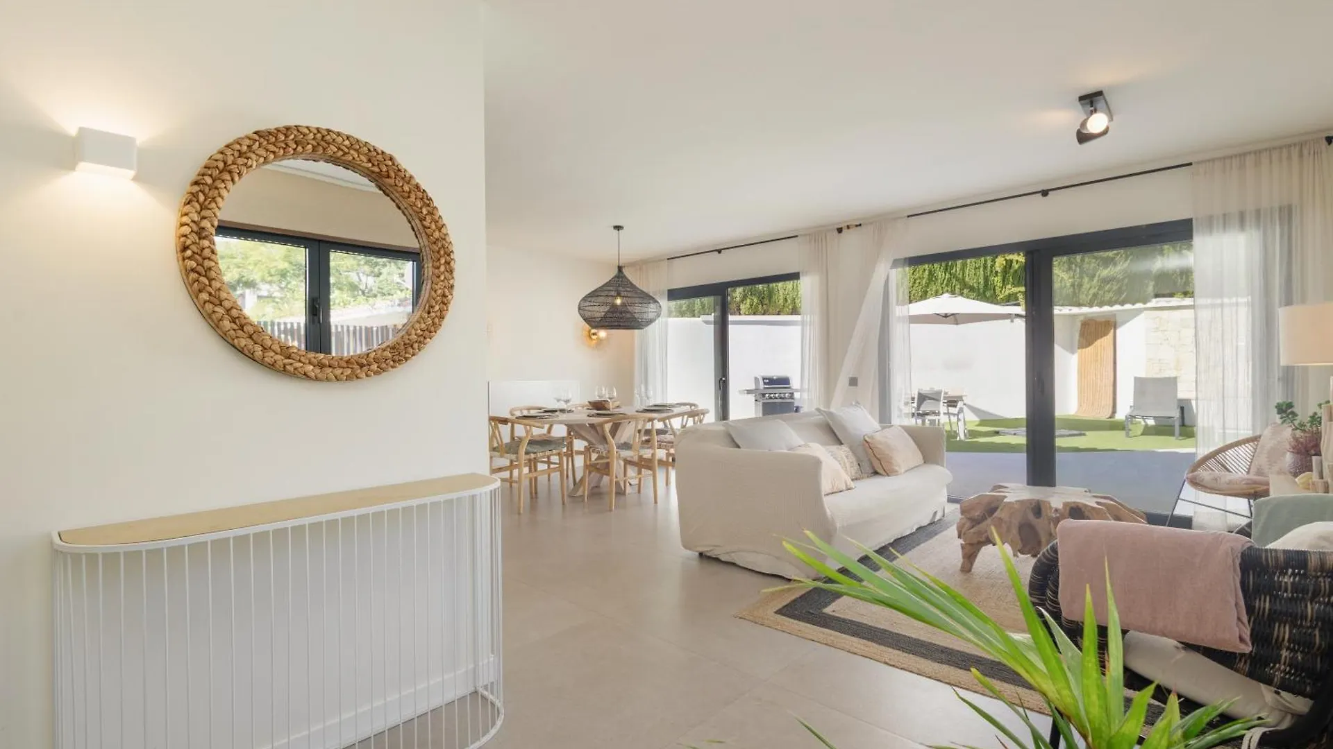 Villa With Minimalist Decor, Pool And Bbq, Two Minutes' Walk From Costabella Beach Marbella