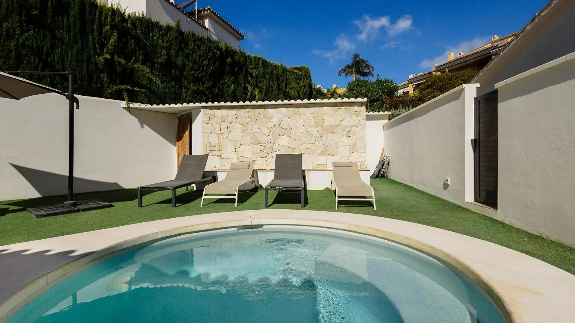 Villa With Minimalist Decor, Pool And Bbq, Two Minutes' Walk From Costabella Beach Marbella
