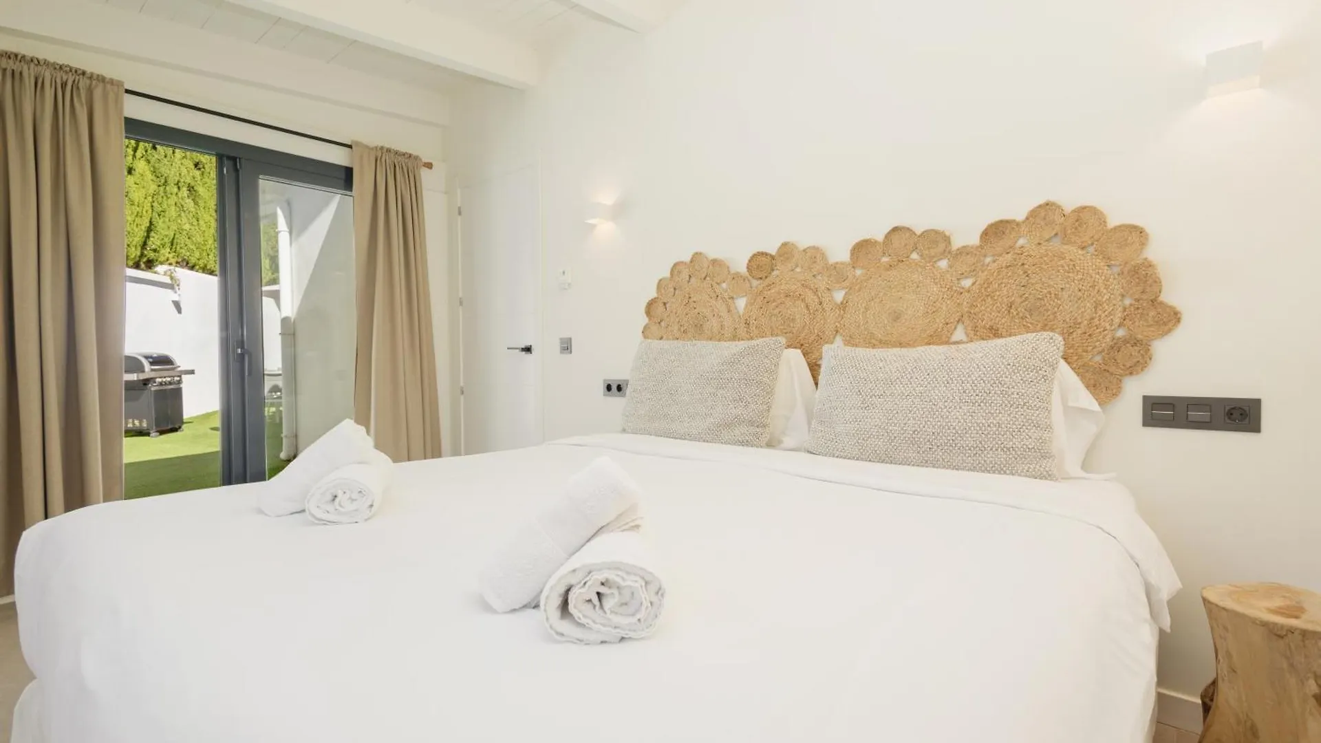 Villa With Minimalist Decor, Pool And Bbq, Two Minutes' Walk From Costabella Beach Marbella