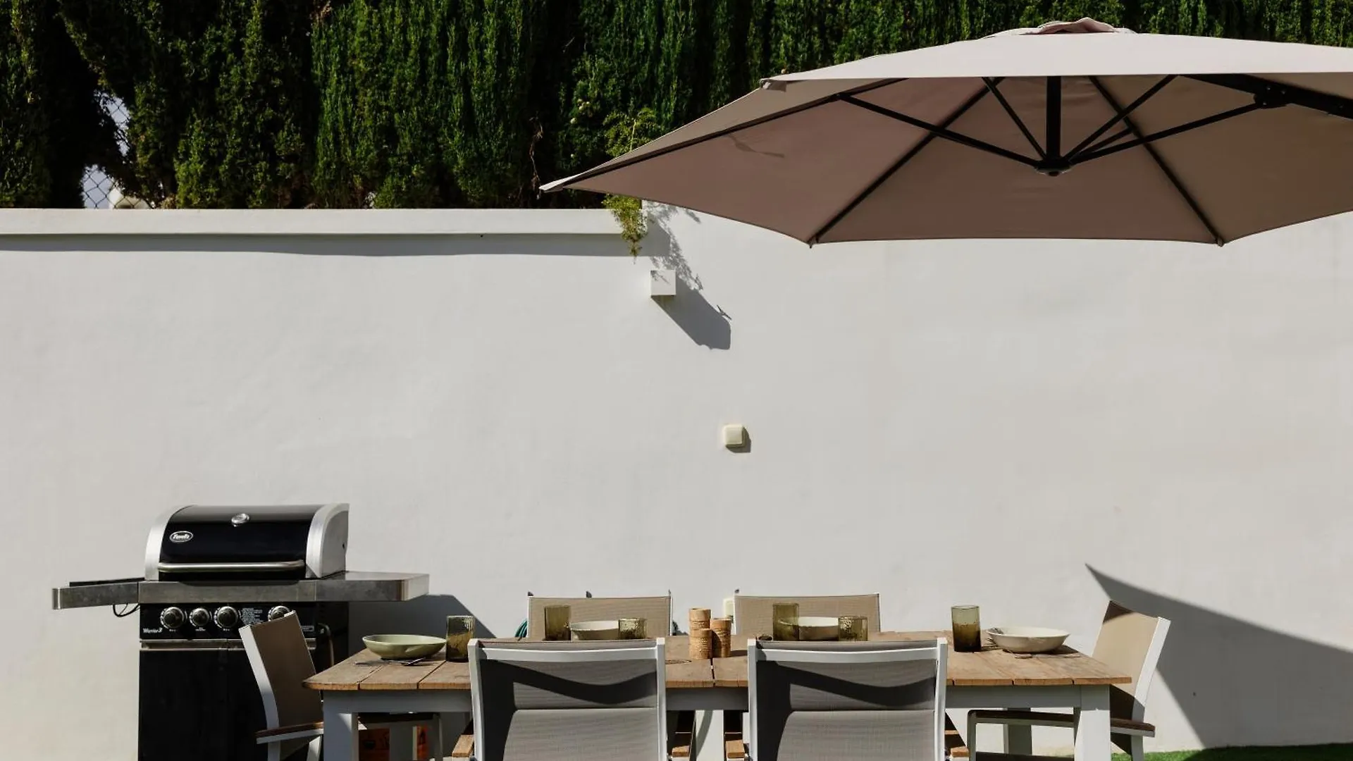 Villa With Minimalist Decor, Pool And Bbq, Two Minutes' Walk From Costabella Beach Marbella