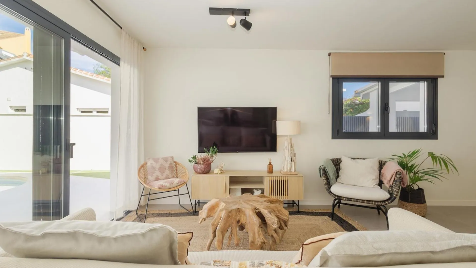 Villa With Minimalist Decor, Pool And Bbq, Two Minutes' Walk From Costabella Beach Marbella Espanha