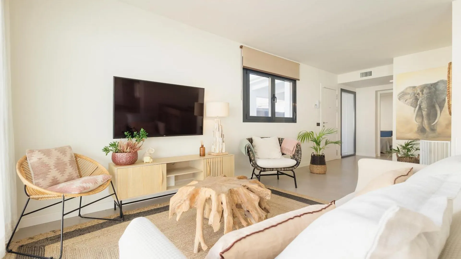 Villa With Minimalist Decor, Pool And Bbq, Two Minutes' Walk From Costabella Beach Marbella