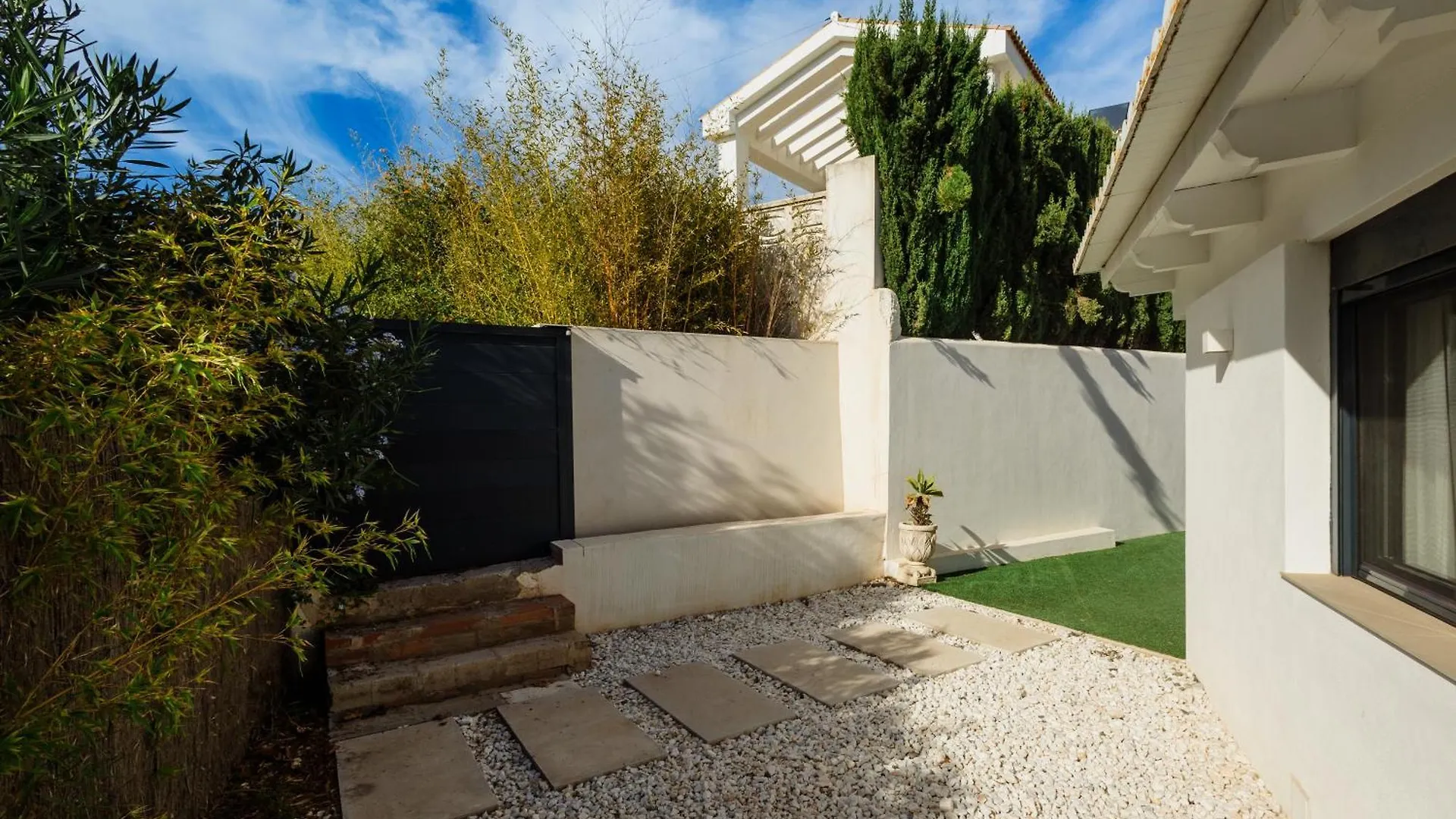 Villa With Minimalist Decor, Pool And Bbq, Two Minutes' Walk From Costabella Beach Marbella