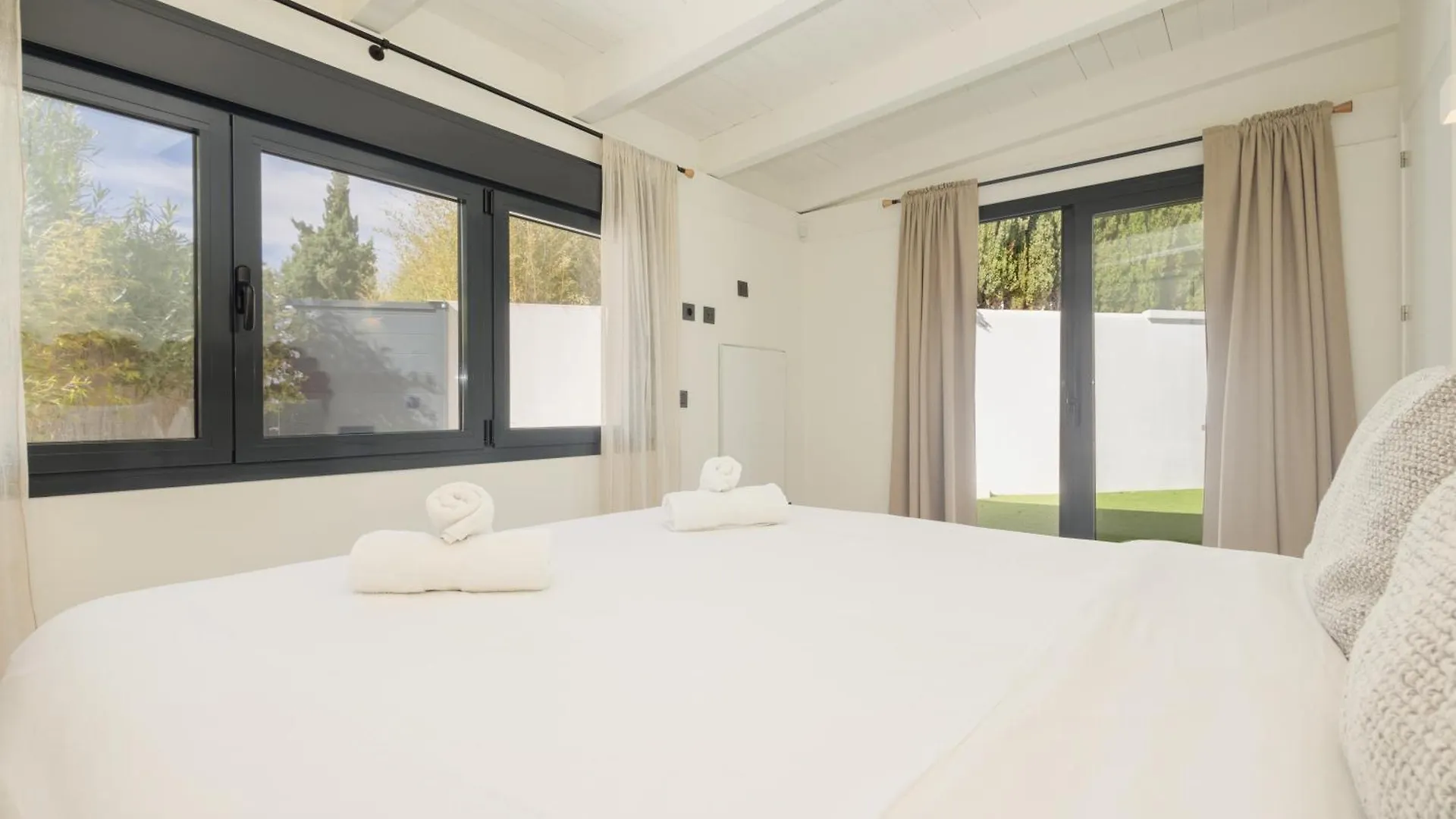 Villa With Minimalist Decor, Pool And Bbq, Two Minutes' Walk From Costabella Beach Marbella