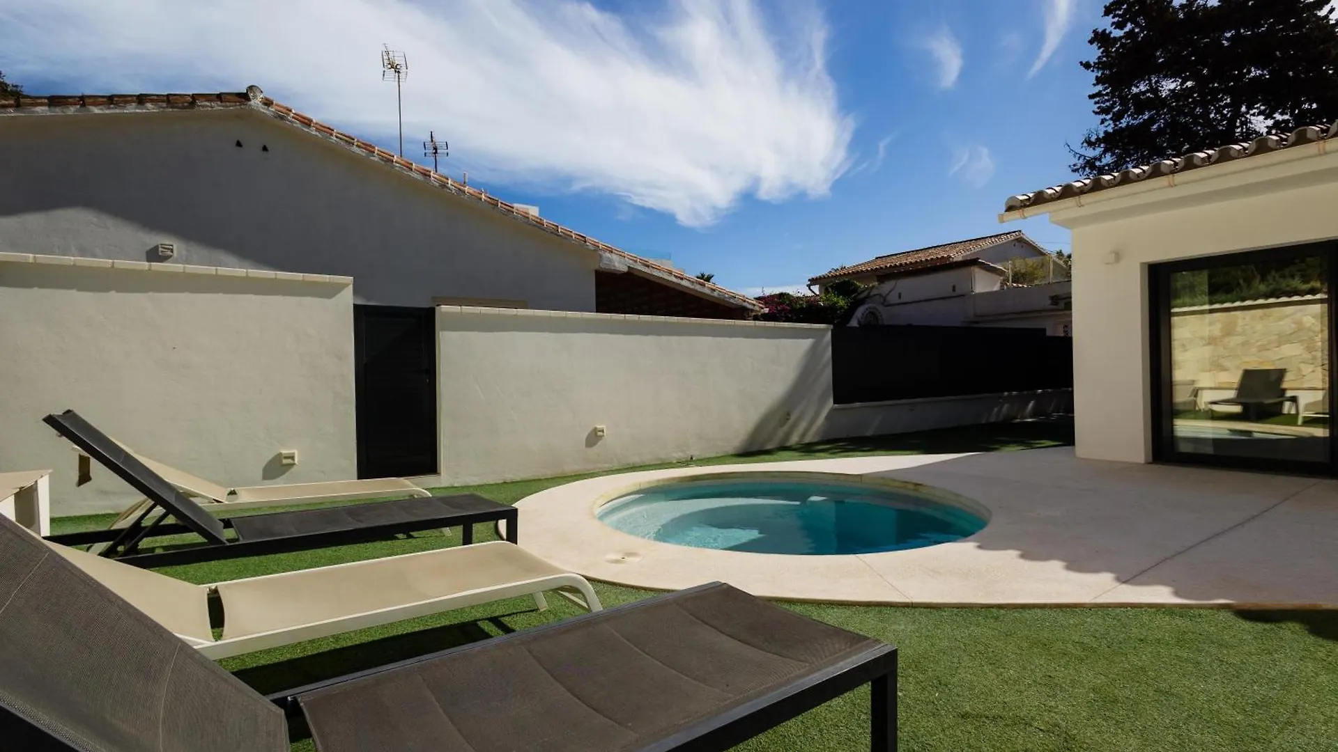 Villa With Minimalist Decor, Pool And Bbq, Two Minutes' Walk From Costabella Beach Marbella