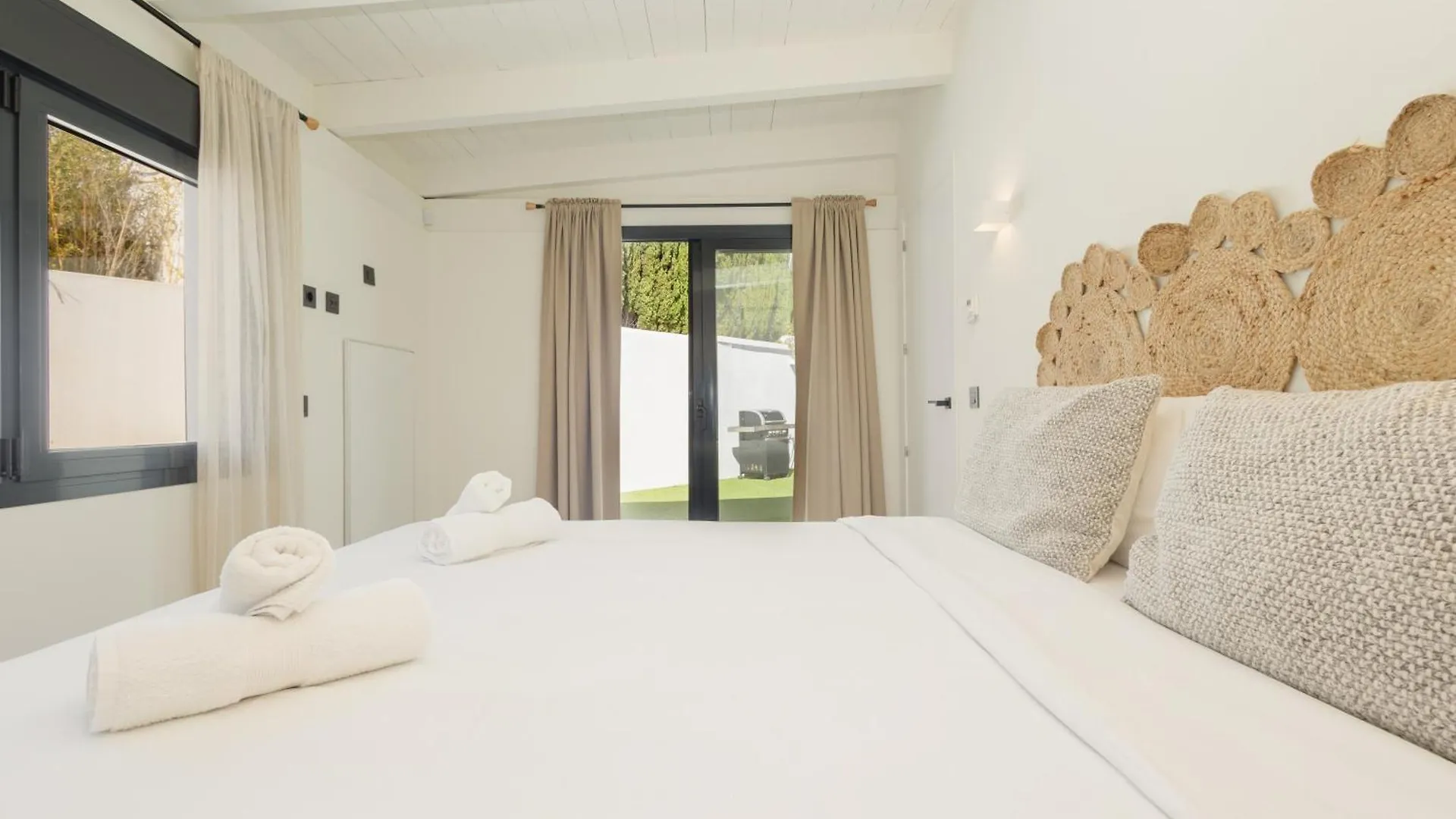 Villa With Minimalist Decor, Pool And Bbq, Two Minutes' Walk From Costabella Beach Marbellac Espagne